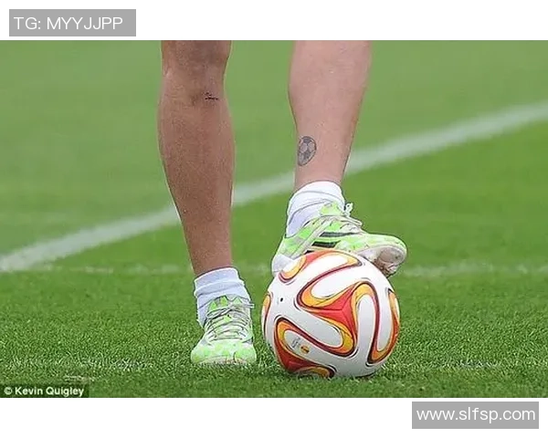 足球明星小腿上的纹身故事揭示了他们的个性与信仰背后的深意